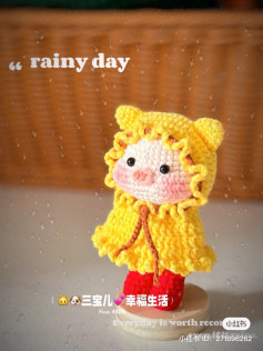 Crochet pattern for a pig wearing a raincoat