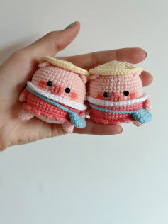 Crochet pattern for a pink pig wearing a hat and a crossbody bag