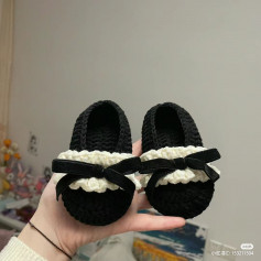 Crochet pattern for black shoes and white bow