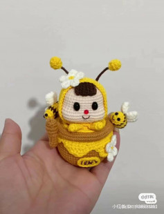 Crochet pattern of yellow bee in honey jar