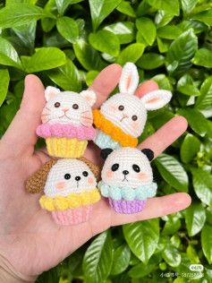 Crochet patterns for rabbit cakes, bear cakes, cat cakes, and dog cakes.