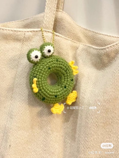 frog donut keychain crochet pattern