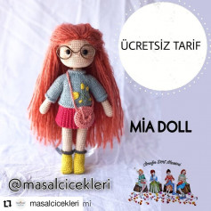 Kızıl saçlı, gri gömlekli, pembe etekli, pembe çapraz askılı çantalı, sarı ayakkabılı MIA bebek tığ işi modeli