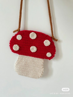 Mushroom bag crochet pattern with red hat and white body