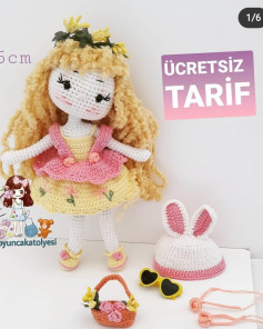 Pembe elbise giyen sarı saçlı bir bebek için tığ işi modeli