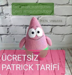 Pembe Patrick tığ işi modeli, mavi pantolon.