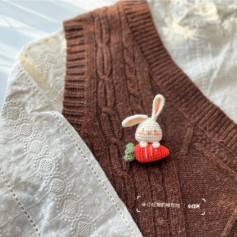 Rabbit hugging carrot crochet pattern