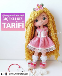 Sarı saçlı, pembe elbiseli, pembe ayakkabılı ve beyaz çoraplı bir oyuncak bebek örgüsü tarifi.