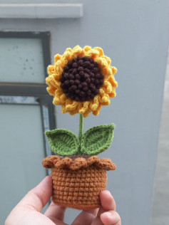 Sunflower pot crochet pattern, green leaves, brown pot.