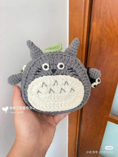 totoro bag is gray, belly is white