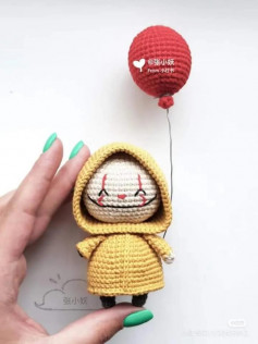 crochet pattern Clown holding a balloon