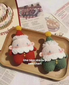 Crochet pattern of Santa Claus wearing green and red clothes