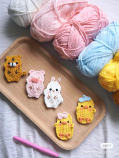 Crochet patterns for duck hairpins, pig hairpins, rabbit hairpins.