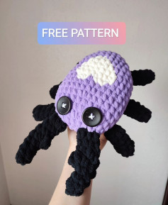 purple spider with a white heart crochet pattern