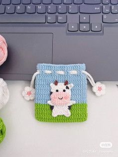 Crochet pattern for a drawstring bag decorated with a cow