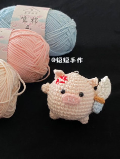 crochet pattern of pig holding knife