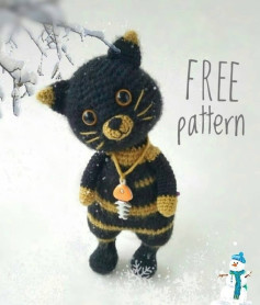Black cat crochet pattern wearing a necklace