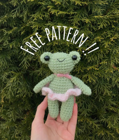 Crochet pattern for a frog wearing a dress