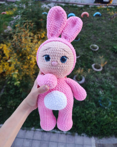 Инструкция по вязанию кролика в розовой одежде крючком. Бесплатное описание зайчика 🐰