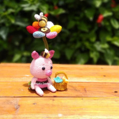 pink piglet with a flower and a bee crochet pattern