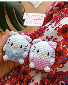 Beyaz, mavi ve pembe renkte kedi tığ işi modeli