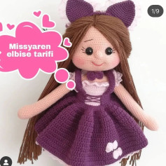 Mor elbise giyen kız bebek için tığ işi modeli