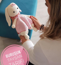 Pembe elbise giyen bir tavşan için tığ işi modeli.