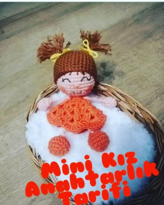 Saçları bağlı kız bebek bebek örgü modeli