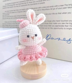 Chart móc thỏ trắng mặc váy màu hồng