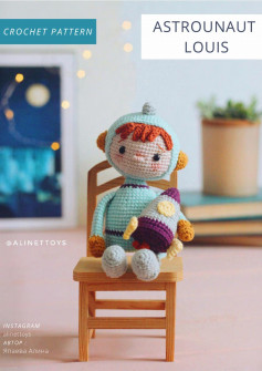 ASTROUNAUT LOUIS, Baby doll crochet pattern wearing an astronaut suit, holding a rocket