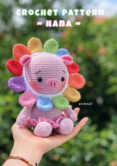 crochet pattern hana, Crochet pattern for a pink pig wearing a flower hat