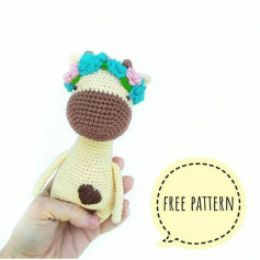 Crochet pattern of giraffe wearing wreath