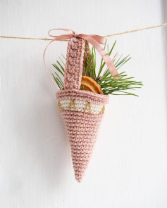 Crochet patterns for Christmas decorative hats, baskets to hold pine branches and cakes