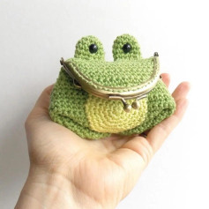 Frog-shaped handbag crochet pattern