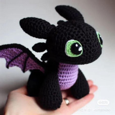 Toothless (Răng Sún). Toothless là một loài rồng hiếm gọi là Night Fury (Chúa tể Bóng đêm) và là bạn đồng hành trung thành của nhân vật chính, Hiccup (Hiccup Horrendous Haddock III).