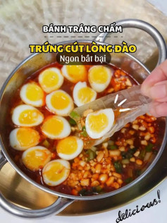 Bánh tráng chấm sốt trứng cút lòng đào ngon bất bại