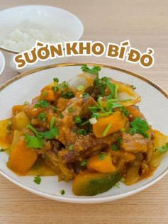 Sườn kho bí đỏ.