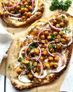 10 minute sweet & spicy chickpea loaded naans 🌱