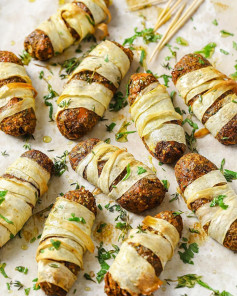 A plant-based version of the traditional pigs in blankets. Made with veggies, herbs and spices.🍃