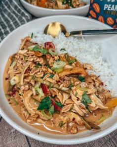 After having a roast dinner on Sunday we ended up with loads of leftover roast chicken. I’ve been trying to think of different ways to use it so because I love a good peanut curry sauce, I decided to make a delicious chicken curry! 🥜