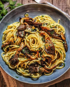 Aglio e Olio with Oyster Mushrooms 🍄⁣