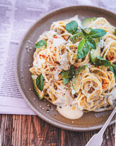 Almond cream & avocado pasta⁣