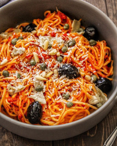 Angel Hair Pasta with Charred Red Peoper Sauce, Artichoke Hearts, Capers and Sun Dried Olives 🌱⁣