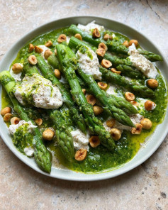 Asparagus, burrata, wild garlic & hazelnut pesto 💚