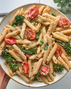 Been well obsessed with this easy, simple pasta lately - Creamy Sriracha & Lime Hummus Pasta with roasted tenderstem broccoli, baby plum tomatoes & peas. 😋⁣