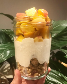 BREAKFAST TO GO 💚My week day breakfasts are always on the go, prepped and ready to take to work.Today’s apple crumble inspired jar is as tasty as they get, so easy to prep the night before and such a great start to the day👌💯🥰