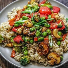 By Ginger Cashew Stir Fry with Brown Sticky Rice 🌱⁣