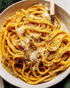 Caramelized onion carbonara 🧅 🧅 lots of caramelized onions + smoked shoyu create a rich + smoky flavor that is soooooo good in this riff on a classic