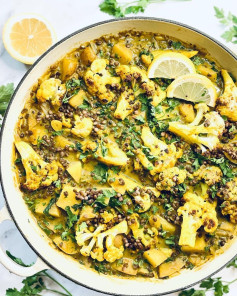 Cauliflower, potato and spinach curry with beluga lentils