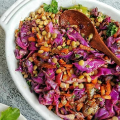 Charred Red Cabbage & Lentil Salad 🌿🍃 w/ balsamic caramelized onions and kalamata olives in lemon vinaigrette 🌿🍃